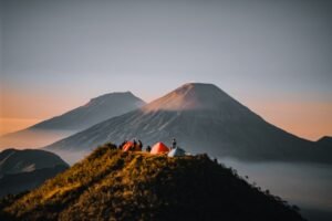 Mendaki Puncak Pertama: Pengalaman Pendakian Gunung untuk Pemula yang Tak Terlupakan