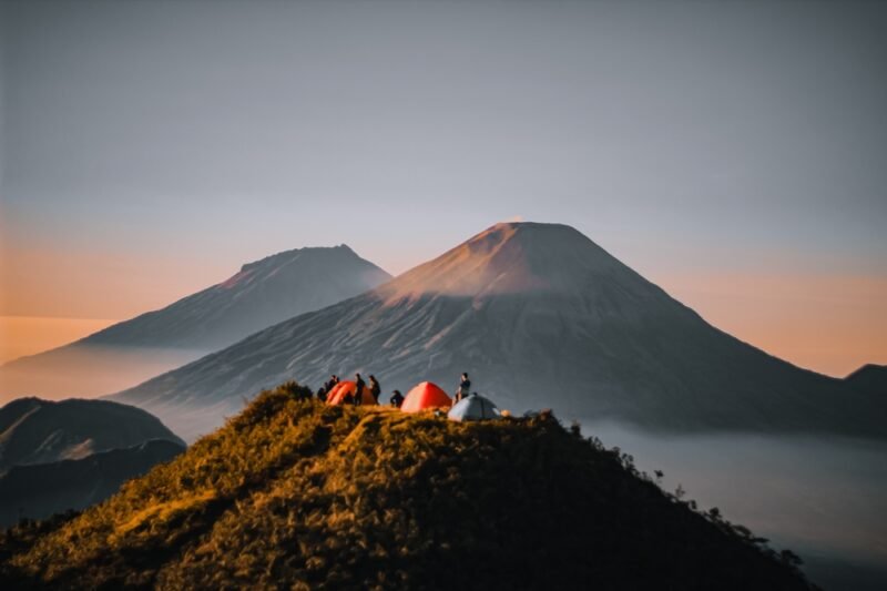 Mendaki Puncak Pertama: Pengalaman Pendakian Gunung untuk Pemula yang Tak Terlupakan