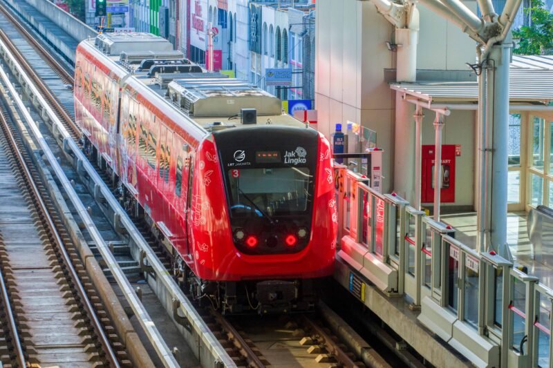 Menelusuri Jejak LRT: Lebih dari Sekadar Kereta, Simbol Kemajuan Transportasi Urban